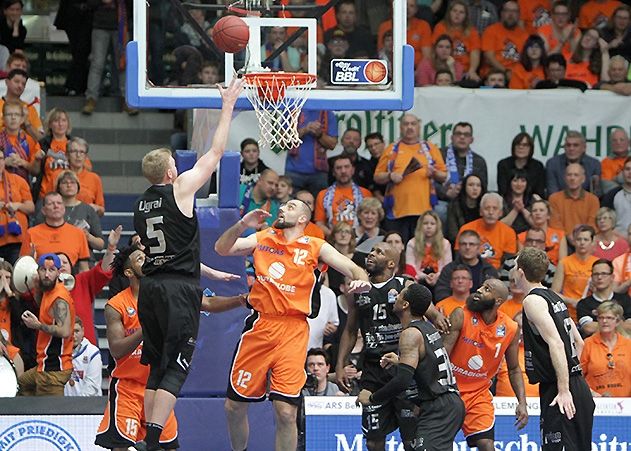 Im Hinrunden-Duell gewannen die Basketballer von Science City beim Mitteldeutschen BC in Weißenfels mit 100:94. Im Bild Jenas Maximilian Ugrai im Zweikampf mit dem MBC-Spieler Djordje Pantelic.