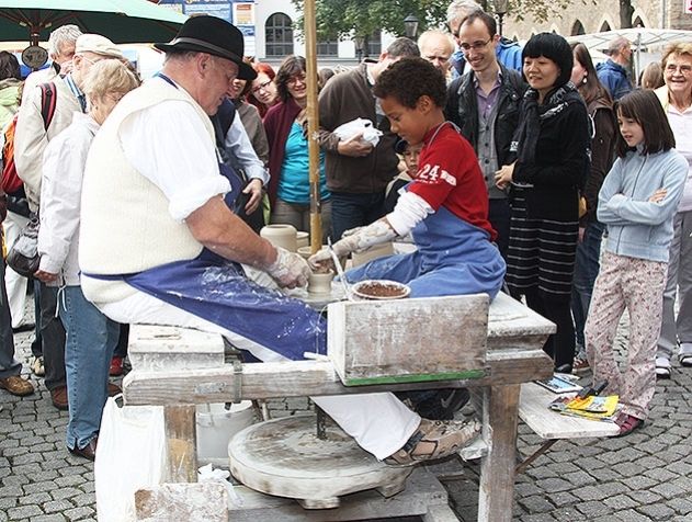 Am Wochenende des 30./ 31. Juli 2016 präsentiert sich der Jenaer Töpfermarkt bereits zum 19. Mal.