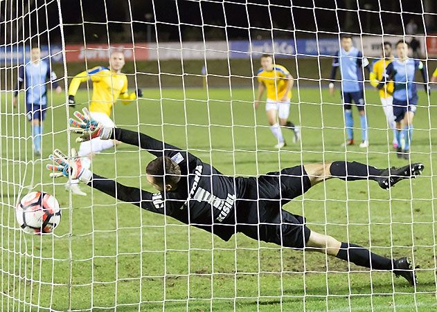 Jenas Manfred Starke verwandelt in der 84. Minute einen Elfmeter zum 2:2-Endstand.