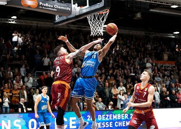 Der Jenaer Justin Odell Leon (l.) mit dem Korbleger gegen den Chemnitzer Dominique Kevin Johnson.