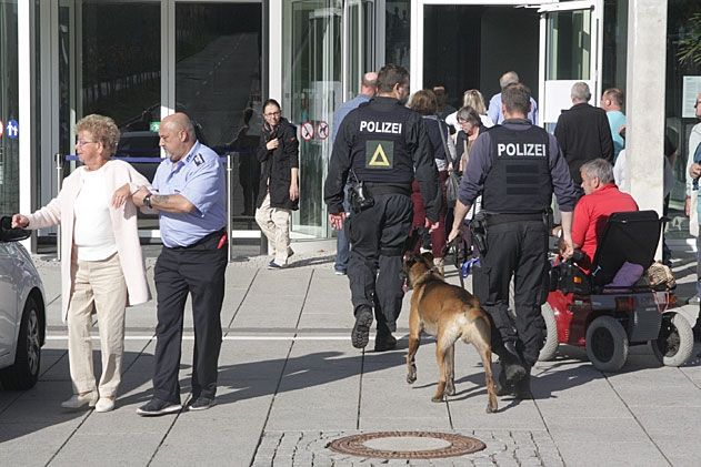 Großeinsatz der Polizei und Feuerwehr: Die Erlanger Allee ist seit 10:30 Uhr gesperrt, auch der Straßenbahnverkehr wurde eingestellt.