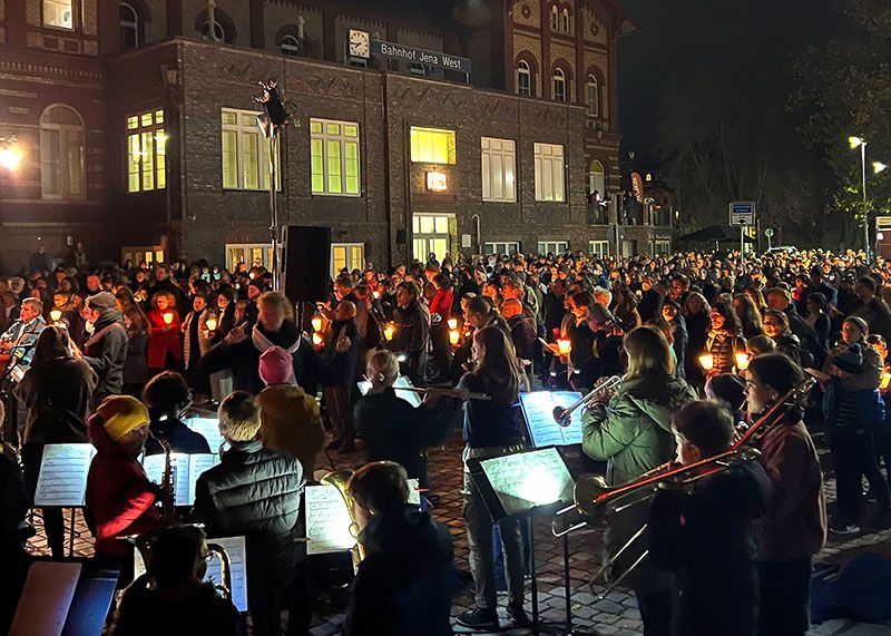 Am Westbahnhof gedachten etwa 500 Menschen an die Deportation von Juden, Sinti und Roma in die Vernichtungslager.