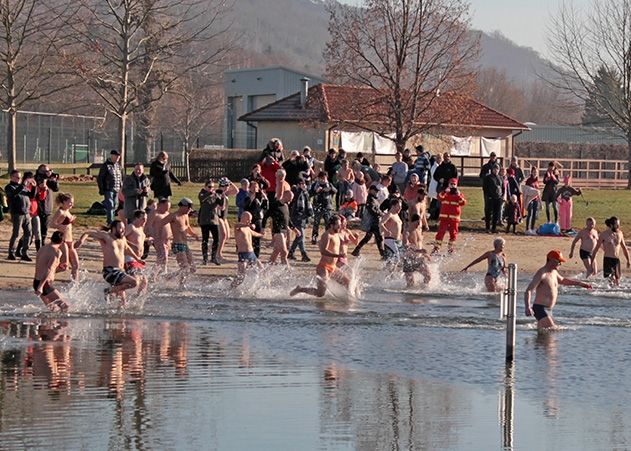 Rückblick Neujahrsschwimmen 2020: 400 Mutige haben am Neujahrstag im Jenaer Südbad den Sprung ins kalte Nass gewagt.