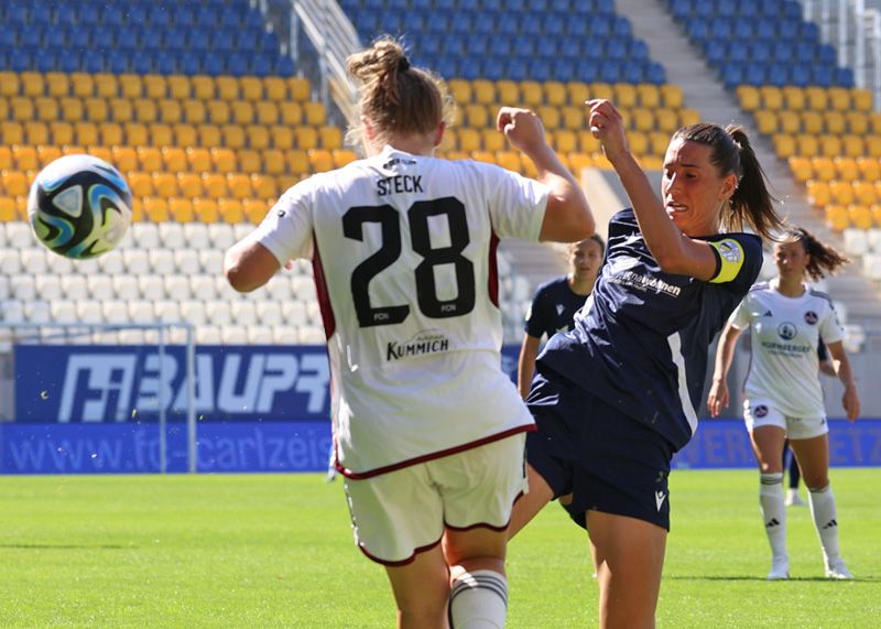 Jenas Kapitänin Merza Julevic (r.) bescherte mit ihrem 1:0-Siegtreffer den Einzug ins Achtelfinale des DFB-Pokals.