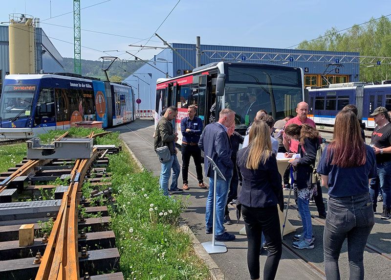 Etwa 50 Besucher kam zur Informationsveranstaltung auf den Betriebshof des Jenaer Nahverkehrs, um sich über den Beruf des Bus- und Straßenbahnfahres zu informieren.