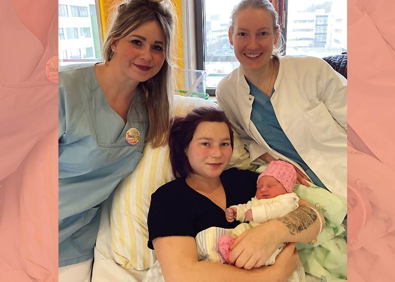 Besonderer Start ins neue Jahr: Die kleine Maria Andrea im Arm von Mama Lea Sophie.