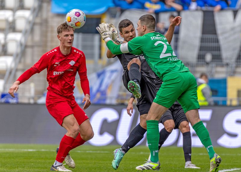 Schott Torwart Alexander Glaser hielt mit tollen Paraden seine Mannschaft lange im Spiel. Hier im Duell mit Jenas Cemal Sezer.