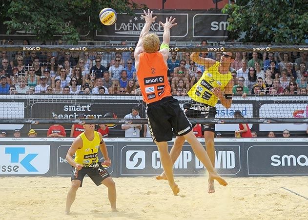 Männer-Finale der Smart-Beach-Tour 2015 mit Paul Becker (links) und Jan Romund am Netz auf dem Jenaer Marktplatz.