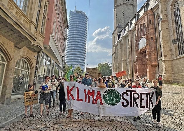 Bei einer Klima-Demo in Jena nahmen am Freitagnachmittag rund 250 Demonstranten teil.