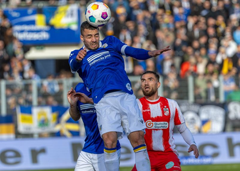 Jenas Justin Schau gewinnt Zweikampf gegen Romarjo Hajrulla.