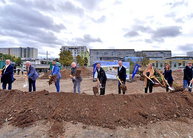 v.l.n.r. der Geschäftsführer der Stadtwerke Jena Thomas Dirkes, der Lobedaer Ortsteilbürgermeister Volker Blumentritt, der Jenaer Sportdezernent Benjamin Koppe, der Geschäftsführer von geising + böker Rolf Böker, der Jenaer Oberbürgermeister Dr. Thomas Nitzsche, Dr. Jörg Fuchs von der Bürgerinitiative „Schwimmhalle für Jena“, die Geschäftsführerin der Jenaer Bäder Susan Zetzmann sowie Projektmitarbeiterin Franziska Greiner und Projektleiter Olaf Heuthe.