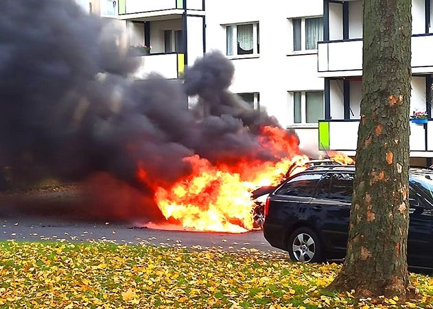 Mitten am helllichten Tag gingen in Jena-Lobeda zwei Autos in Flammen auf.