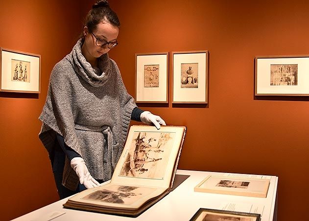 Volontärin Wiebke Havenstein mit dem Album aus Privatbesitz mit Fotos einer Orientreise 1896/97.