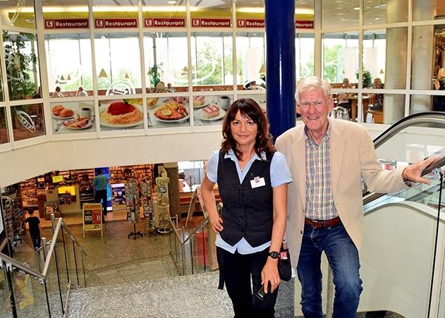 Peggy Schlicht ist seit 1. Juni die neue Hausleiterin im Kaufland Lobeda. Am Donnerstag traf sie auch mit Ortsteilbürgermeister Volker Blumentritt zusammen, um über die bevorstehende Neugestaltung des Supermarktes und des SB-Restaurants zu sprechen.