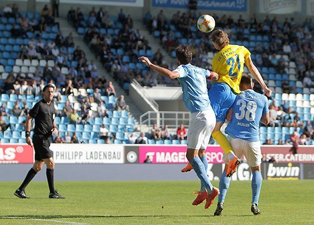 Kopfballduell zwischen Jenas Patrick Schorr und den Chemnitzern Niklas Hoheneder (l.) und Tobias Müller.