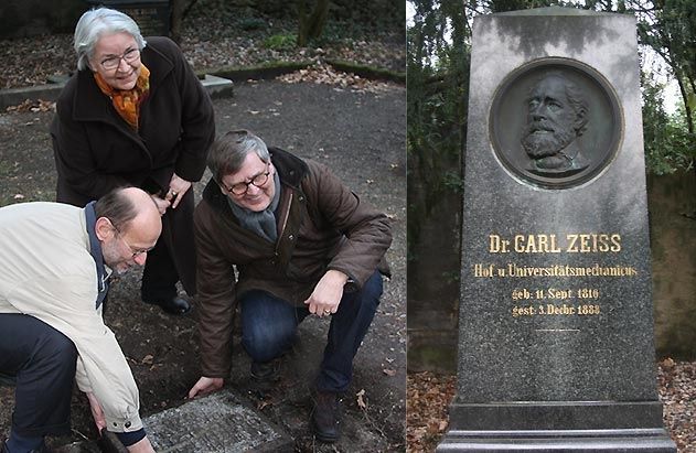 Theodor Peschke, Vorsitzender des Fördervereins, Zeiss-Ururenkelin Kathrin Siebert und Franz von Falkenhausen, Vertreter der Carl Zeiss AG, am Grab von Ottilie und Carl Zeiss (von links). Rechts im Bild der Obelisk, der nun wieder an das Grab gestellt wird.