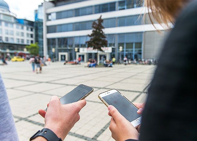 Trotz der durch die Corona-Pandemie bedingten Einschränkungen können Studieninteressierte die Universität Jena über das digitale Informationsangebot kennenlernen – zum Beispiel mit ihren Smartphones.