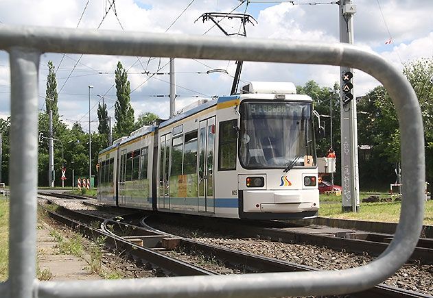 Ein beleibter Mann verhielt sich unangemessen in der Jenaer Straßenbahn und begann einen Streit.