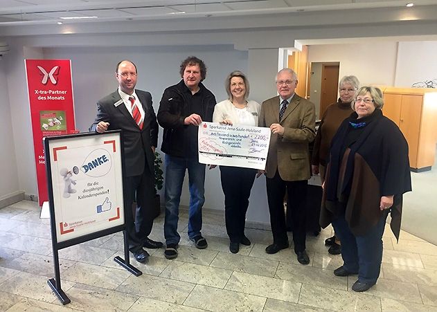 Spende übergeben: Kersten Stocker (Sparkasse Jena, Mitarbeiter Filiale Lobeda- Ost/Drackendorf), Kantor Ralf Krieg (als Vertreter der Kirchgemeindeverbandes Lobeda), Jessika Börner (Sparkasse Jena, Leiterin Filiale Lobeda-Ost/Drackendorf), Prof.Dr. Bernd Wiederanders (Vorsitzender Förderverein Hospiz Jena e.V.), ehrenamtliches Mitglied (von etwa aktuell 95 Helfen/-innen) und Cordula Schlink (Schatzmeisterin Förderverein Hospiz Jena e.V. ).