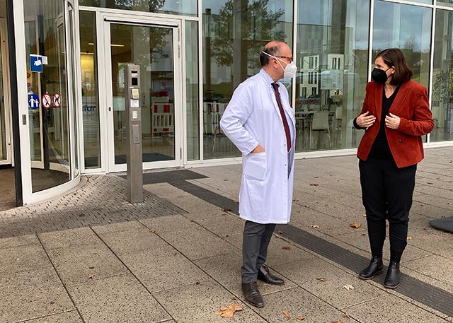 Bundestagsvizepräsidentin Katrin Göring-Eckardt (r.) im Austausch mit Prof. Bauer, Direktor der Klinik für Anästhesiologie und Intensivmedizin.