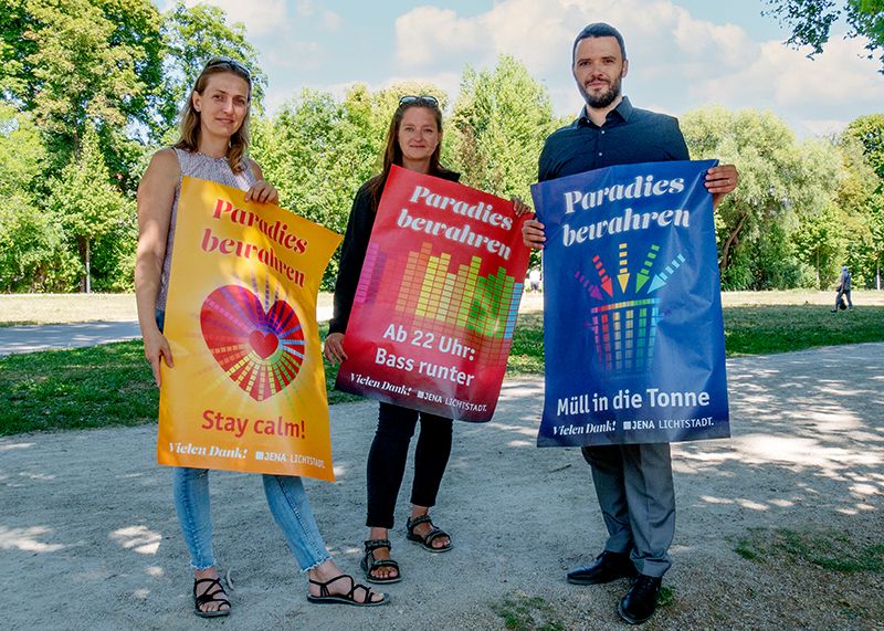 Im Bild: Leiterin Ina Riedel, Ortsteilbürgermeisterin Kathleen Lützkendorf und Dezernent Benjamin Koppe präsentieren die Plakate.