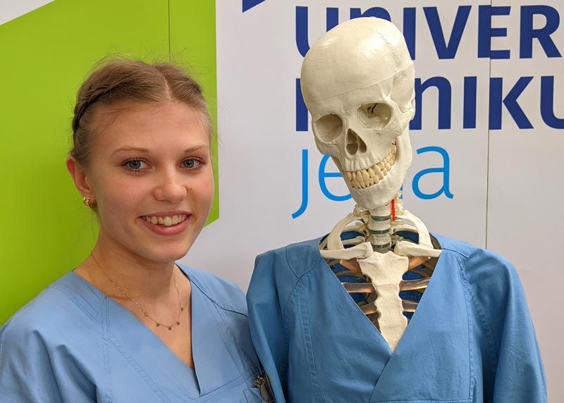 Am Tag der Ausbildung des Universitätsklinikums Jena können wieder Fotos mit Kult-Skelett Knochen-Jochen gemacht werden, hier mit Lea, die eine Ausbildung zur Pflegefachfrau absolviert.