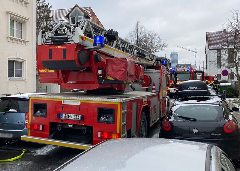 Die Feuerwehr konnte bei ihrem Einsatz ein Übergreifen des Feuers auf die anderen Wohnungen verhindern.