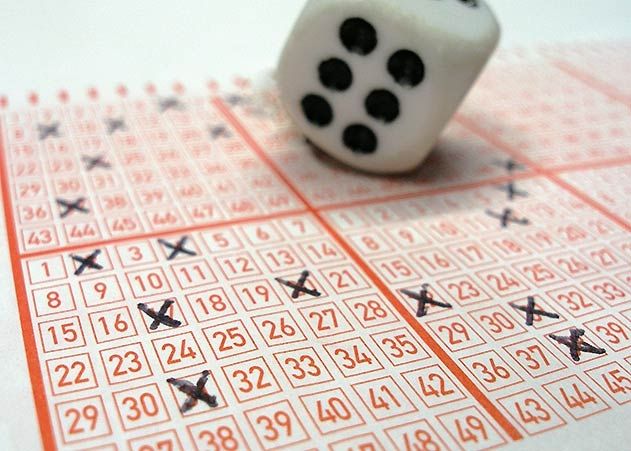 Bis heute gehört Lotto zu den beliebtesten legalen Glücksspielen. Da die Regeln für den einfachen Lottoschein überschaubar und leicht verständlich sind.