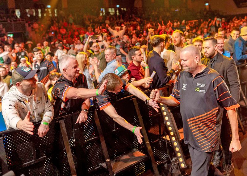 Raymond van Barneveld gewinnt Darts Gala in Jena