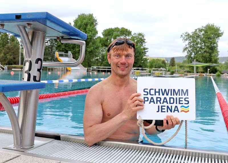USV-Schwimmabteilungsleiter Ralf Günther tauchte im Ostbad nach dem Namen der neuen Sportschwimmhalle.