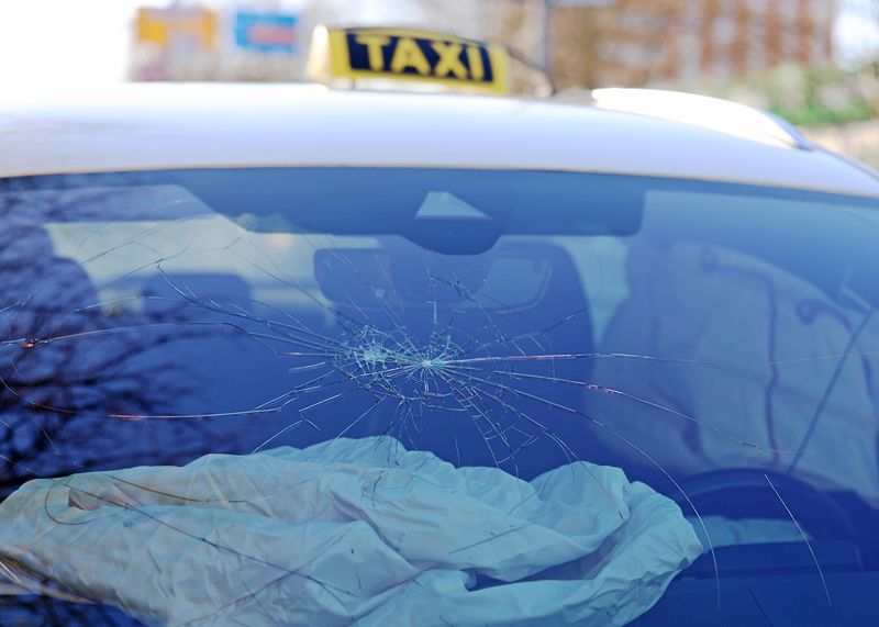Bei dem unfallbeteiligten Taxi lösten alle Airbags aus und die Frontscheibe splitterte.