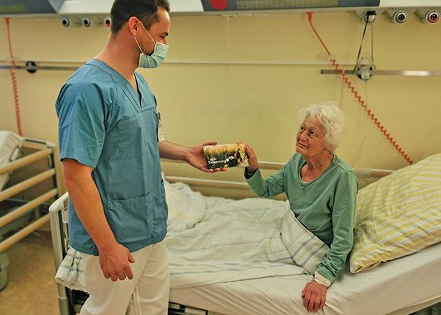 Nicht nur die Patienten der Geriatrie freuen sich über eine individuelle Grußkarte.