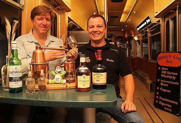 Olaf Poser vom Whisk(e)y Center Jena und Stefan Roelofs von roelofsevent freuen sich auf den Abend in der Jenaer Partybahn.