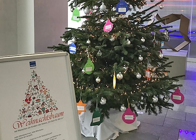 Am Weihnachtsbaum im Foyer der JENOPTIK in der Carl-Zeiss-Straße können auch Besucher die Wünsche der Kinder pflücken und erfüllen.