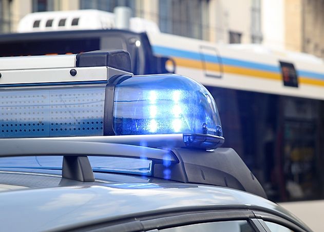 Busfahrer um Hilfe gebeten: Männer flüchten vor einem Schläger.