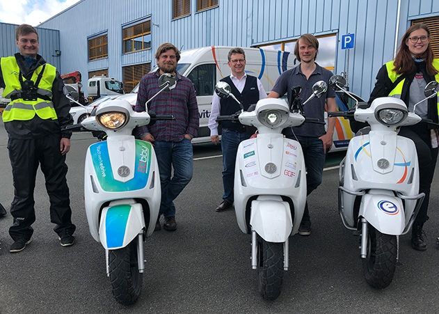 (v.l.n.r.) Niko, Hermann Straßberger, Markus Würtz (Jenaer Nahverkehr), Sebastian Finke und Alina Dicke.