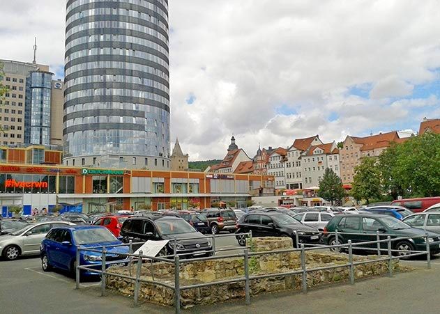 Gleich alle vier Reifen wurden bei einem geparkten Auto auf dem Eichplatz in Jena zerstochen.