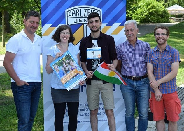 V.l.n.r. Chris Förster (Geschäftsführer der FC Carl Zeiss Jena Fußball Spielbetriebs GmbH), Oda Beckmann (Bürgerstiftung Jena), Yussef Abbas (Startnummer 1 mit kurdischer Flagge), Klaus Berka (Präsident des FC Carl Zeiss Jena e. V.) und Nico Dietrich (ESN Jena) freuen sich schon auf kommenden Mittwoch.