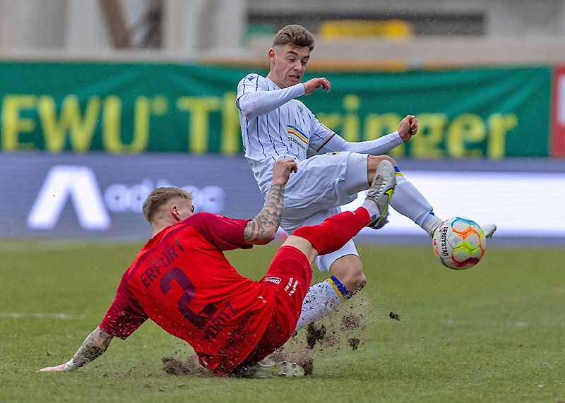 Im Zweikampf Jenas Marcel Hoppe mit dem Erfurter Ben-Luca Moritz.