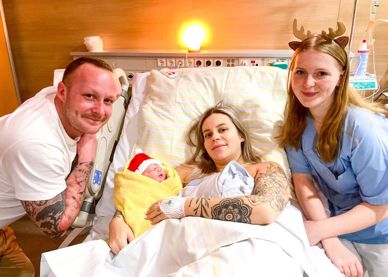 Papa Christian und Mama Anna-Lena Palke mit der kleinen Lina und Hebamme Lilu.