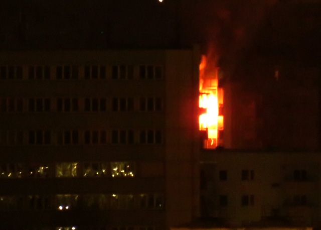 Zu einem Wohnungsbrand wurde die Feuerwehr gegen 2 Uhr am zweiten Weihnachtsfeiertag in die Ernst-Zielinski-Straße gerufen.