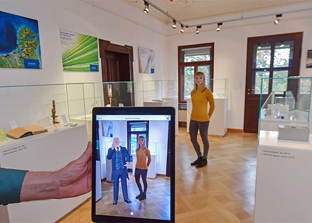 SCHOTT Mitarbeiterin Sandra Kretzschmar mit dem digitalen Otto Schott in der SCHOTT Villa.