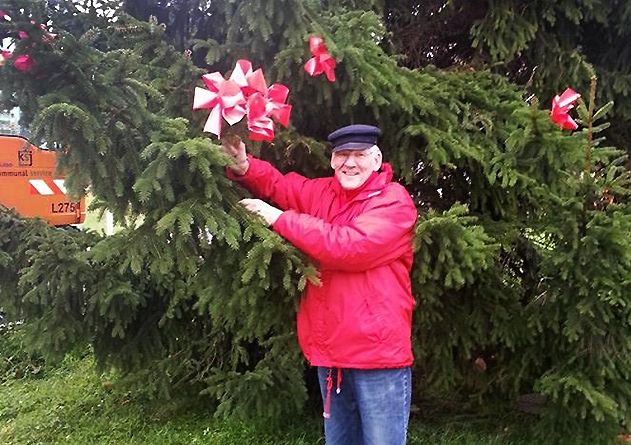 Wie in jedem Jahr schmückte Lobedas Ortsteilbürgermeister Volker Blumentritt gemeinsam mit Mitarbeitern des Kommunalservice den großen Stadtteilweihnachtsbaum.