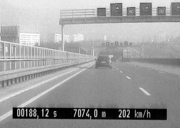 Die Autobahnpolizei verfolgt den BMW-Fahrer und filmt, wie er mit 202 km/h über die Saalebrücke bei Jena fährt.