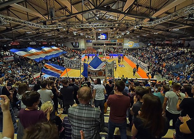 So werden einmal mehr nicht nur die Spieler auf dem Parkett, sondern natürlich auch alle Fans und Zuschauer gegen den königsblauen Kontrahenten gefordert sein, wenn es für die Thüringer darum geht, den erhofften, achten Heimsieg der Saison einzufahren.