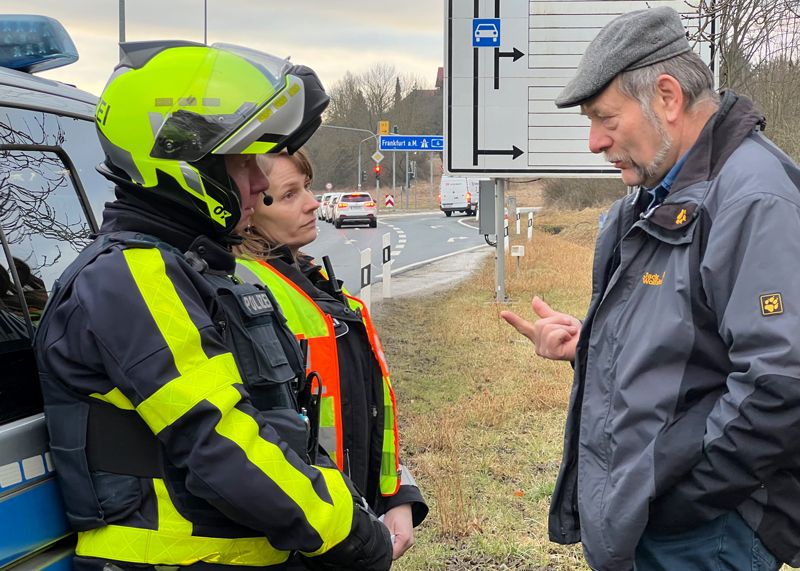 Kreisbauernverbandschef Udo Große völlig verägert an der Auffahrt in Göschwitz.