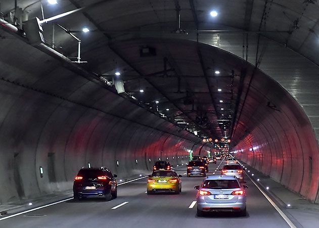 Im Jagdbergtunnel auf der A 4 bei Bucha kam es zu einem Unfall mit vier verletzten Menschen.