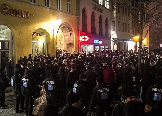 Gegendemonstranten hatten am 20. Januar 2016 die Zugänge zur AfD-Kundgebung auf den Jenaer Markt massiv blockiert.