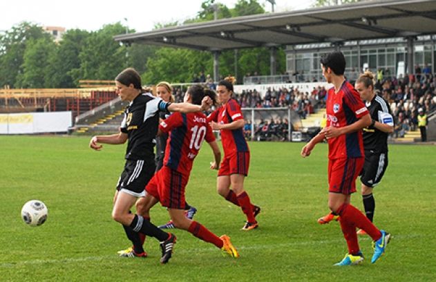 Erneuter Knockout in der Anfangsphase – K. Garefrekes, von Amber Hearn bedrängt, legt den Ball nach außen zu Maroszan, deren Hereingabe von P. Kuznik per Kopf zum 1:0 verwertet wird.