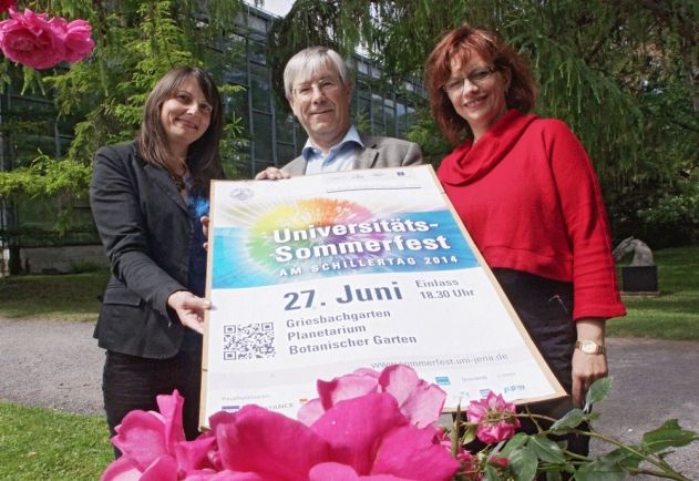 Rektor Prof. Dr. Klaus Dicke sowie Sandra Hillesheim (l.) und Susanne Reichelt (r.) vom Organisationsteam laden herzlich zum Sommerfest der Universität Jena am 27. Juni 2014 ein.